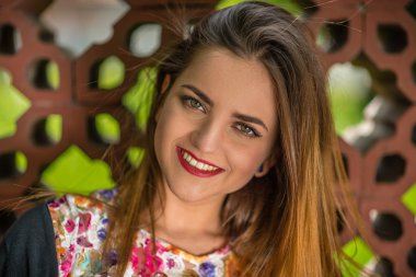 Kocaman bir gülümseme ve parlak gözleri.