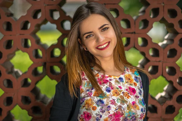 Öğleden sonra mutlu gülümseme.
