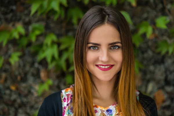 Bir gölge gülümsemek.
