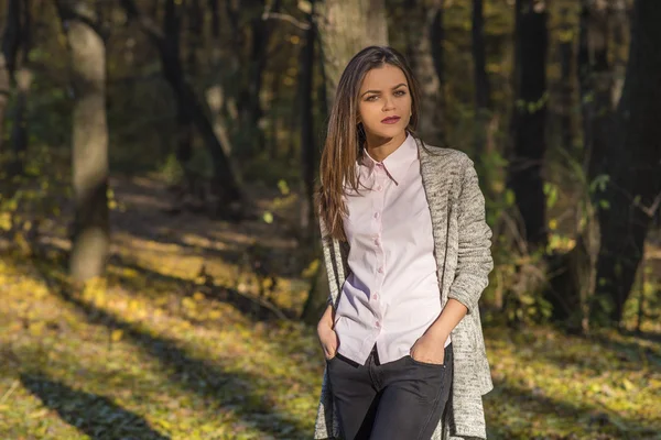 Elleri ceplerinde.