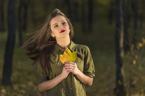 Positive dreamy autumn look. — Stock Photo, Image