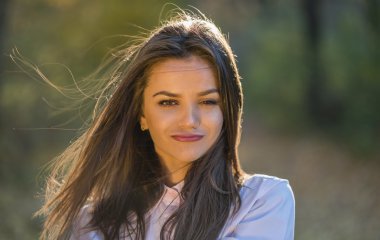 Yüzünde bir tilki ifade ile kız.