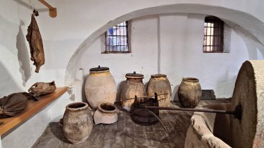 Ahırda depolamak için antika ev aletleri ve sıvı ürünler.