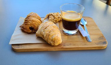 Lezzetli aromalı sade kahve ve nefis hamur işleri..