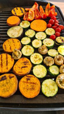 Dilimlenmiş ızgara sebzeler çok lezzetli ve sağlıklıdır..