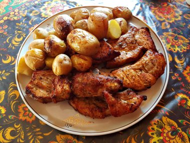 Tabakta köy yemeği için büyük porsiyon kızarmış tavuk ve patates var..