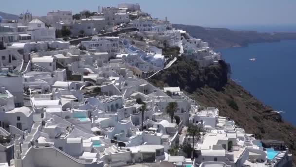Emblemático pequeno vilarejo tradicional e castelo de Emporio no coração da ilha de Santorini, Cíclades, Grécia — Vídeo de Stock