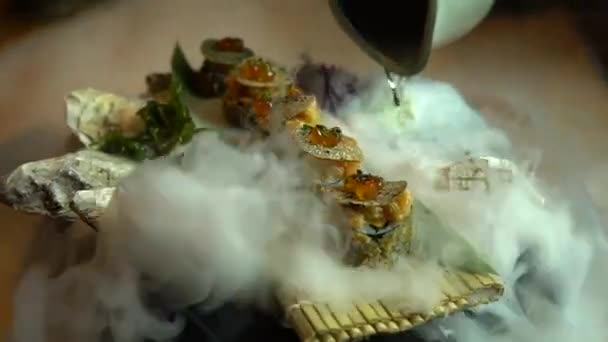 Різноманітність свіжих суші і цілого лосося чорні трюфелі на льоду в розкішному ресторані — стокове відео