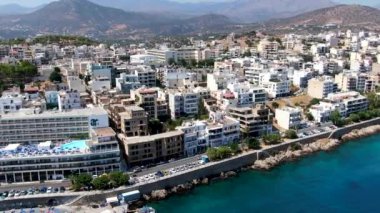 Agios Nikolaos şehrinin inanılmaz hava manzarası. Yunanistan Girdisi