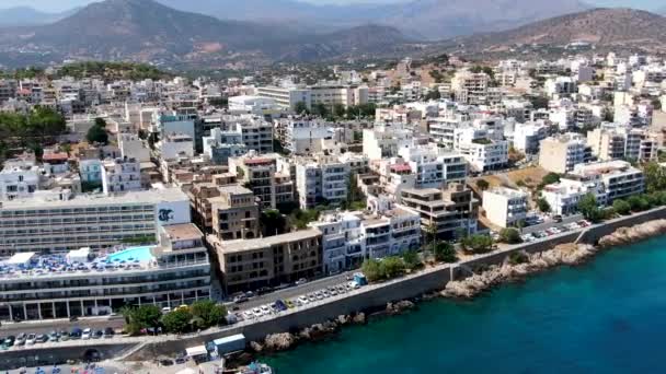 Bardzo niesamowity widok z lotu ptaka na miasto Agios Nikolaos. Grecja Kreta — Wideo stockowe