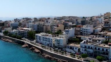 Agios Nikolaos şehrinin inanılmaz hava manzarası. Yunanistan Girdisi
