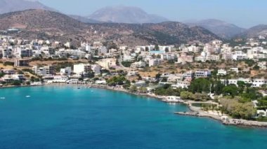 Agios Nikolaos şehrinin inanılmaz hava manzarası. Yunanistan Girdisi