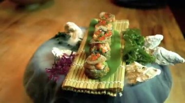 Gurme Restoran Yemekleri Suşi Japonca. Somon ve ton balığı ile hazırlanmış suşi ruloları.