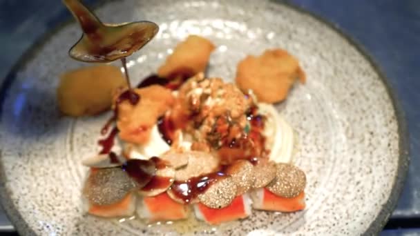Deliciosa comida gourmet con flores restaurante cocina del hotel chapado por el chef — Vídeos de Stock