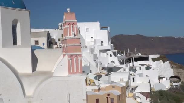 Oia 'daki üç mavi kubbeye yaklaş, Santorini. — Stok video