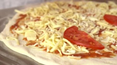 Yemek Elleri Pizza Hamuru Yapıyor ve Hazırlıyor