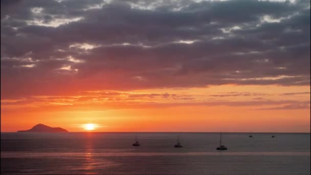 Timelaps Shoot pięknego wschodu słońca nad prywatnym jachtem na morzu do zachodu słońca Santorini — Wideo stockowe