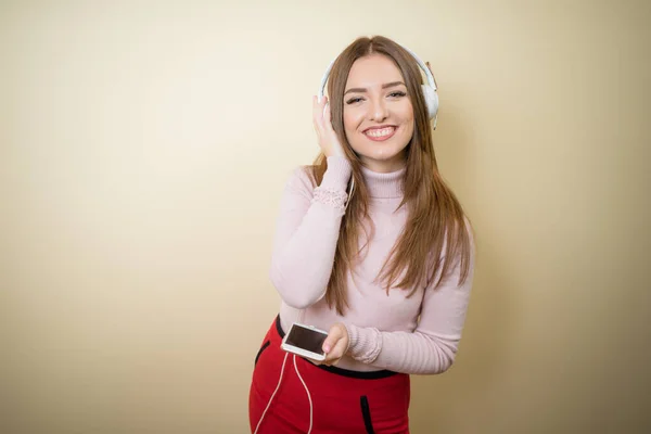 Eğitici içerik. Ses dersleriyle İngilizce öğrenin. Kızım müzik dinle modern kulaklık cihazı. Mükemmel ses. Eğleniyorum. Bedavaya dinle. Müzik konseptinin tadını çıkar Müzik uygulaması. Ses Defteri.