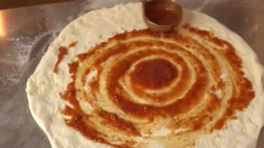 Aşçı Pizza Hamuru 'nu hazırlar ve hazırlar.