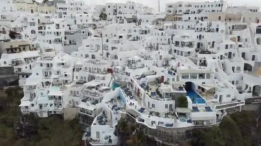 İkonik Beyaz Evlerin ve Mavi Kubbe Kiliselerinin Havadan Görünümü, Santorini, Yunanistan