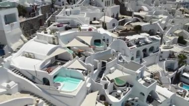 İkonik Beyaz Evlerin ve Mavi Kubbe Kiliselerinin Havadan Görünümü, Santorini, Yunanistan