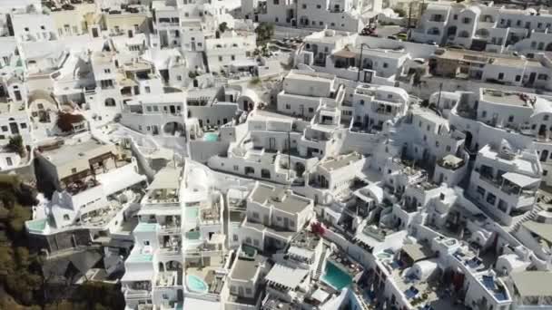 Flygfoto över ikoniska vita hus och blå kupolkyrkor, Santorini, Grekland — Stockvideo