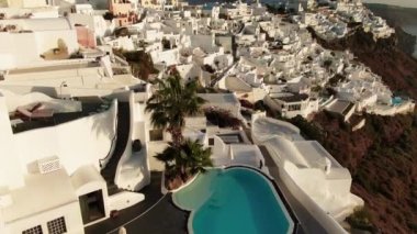 Santorini, Yunanistan 'ın hava aracı görüntüsü. Tatil Havuzu - Pan