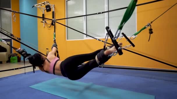 Pilates Woman In Cadillac Split Legs Stretch Cvičení při protahování na simulátoru RULE — Stock video