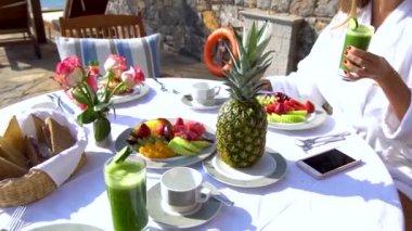 Özel Havuz kenarında kahvaltı. Idyllic Yunan Adası 'ndan Deniz Manzaralı Özel Lüks Tatil Köyü