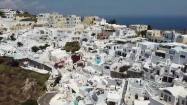 İkonik Beyaz Evlerin ve Mavi Kubbe Kiliselerinin Havadan Görünümü, Santorini, Yunanistan