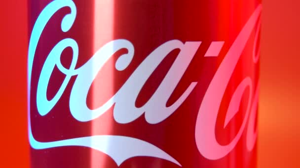 俄罗斯莫斯科- 2020年11月29日：可口可乐在铝上的标志可以关闭 — 图库视频影像
