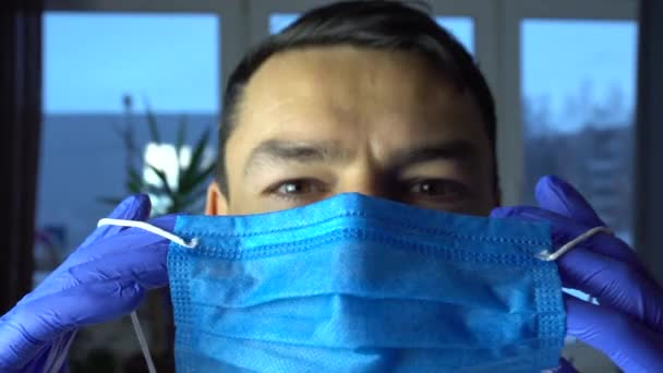 男は顔マスクウイルスインフルエンザ肺炎コロナウイルス流行流行流行に置く — ストック動画
