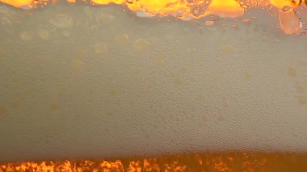 Piwo wlewa się do szklanki. Zwolniony ruch. — Wideo stockowe