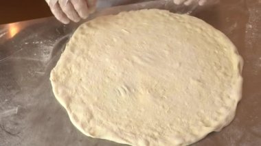 Şef Pizza Lokantasında Metal Ladle ile Pizza Hamuru Üzerine Domates Sosu Yayıyor