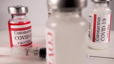 Sars-Cov-2 virüsüne karşı bir şişe aşı. Covid 19 ile Yakın Çekim Ampulü