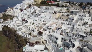 İkonik Beyaz Evlerin ve Mavi Kubbe Kiliselerinin Havadan Görünümü, Santorini, Yunanistan
