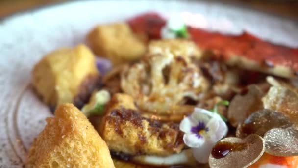 Köstliche Gourmet-Mahlzeit mit Blumen Restaurant Hotel Küche Beschichtung durch den Chef — Stockvideo
