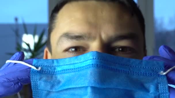 L'uomo mette sul viso maschera virus influenza polmonite coronavirus pandemia epidemica — Video Stock