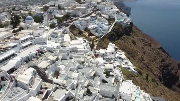 Letecký pohled na ikony Bílé domy a modré dómy kostely, Santorini, Řecko — Stock video