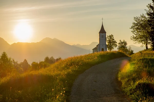 Église catholique au lever du soleil — Photo