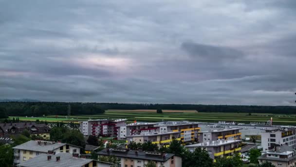 Coucher de soleil dans une petite ville — Video