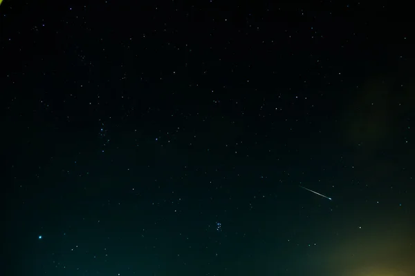 Cielo notturno con stelle e nuvole — Foto Stock