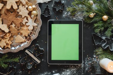 Resepsiyon görünümüyle yukarıdan dijital tablet ve hediyeler