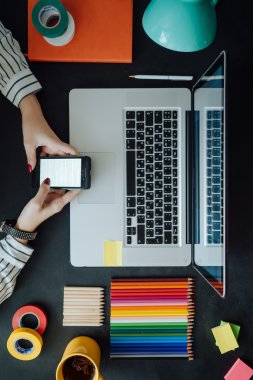 Kara tahta masada dizüstü düz yatıyordu. Arka plan