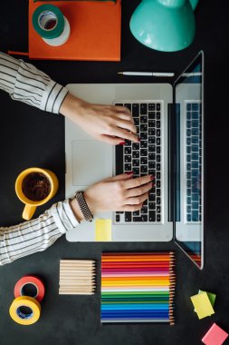 Kara tahta masada dizüstü düz yatıyordu. Arka plan