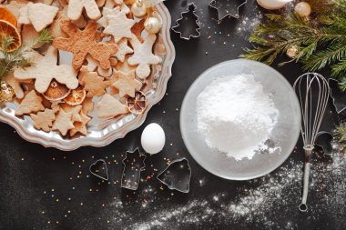 Geleneksel Xmas çerçeve baharatlarla speculoos bisküvi