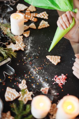 Geleneksel Xmas çerçeve baharatlarla speculoos bisküvi