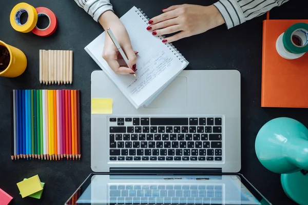 Kara tahta masada dizüstü düz yatıyordu. Arka plan