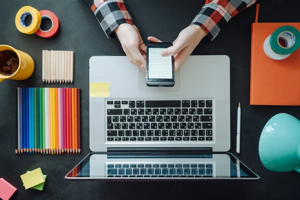 Płaskie ukształtowanie laptopa na tablicy tabelę. Tło — Zdjęcie stockowe