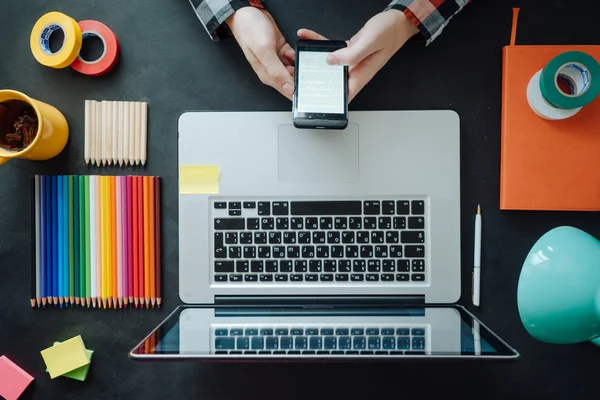 Laptop terbaring rata di meja papan tulis. Latar Belakang — Stok Foto